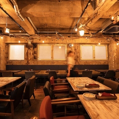 居心地の良さをウリにしております。かわいいインテリアを眺めながらゆったり時間を過ごしませんか？開放感のある広々としたフロアは、40名様から貸切利用も可能。会社宴会や結婚式二次会など、大人数での集まりにも柔軟に対応できます。