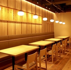 落ち着く焼き鳥屋の店内は、温かみのある木の温もりと柔らかな照明が心地よい空間を演出。静かな音楽が流れ、ゆったりとした時間が流れます。友人や家族との会話を楽しみながら、焼きたての美味しい焼き鳥を味わう特別なひとときをお過ごしください。