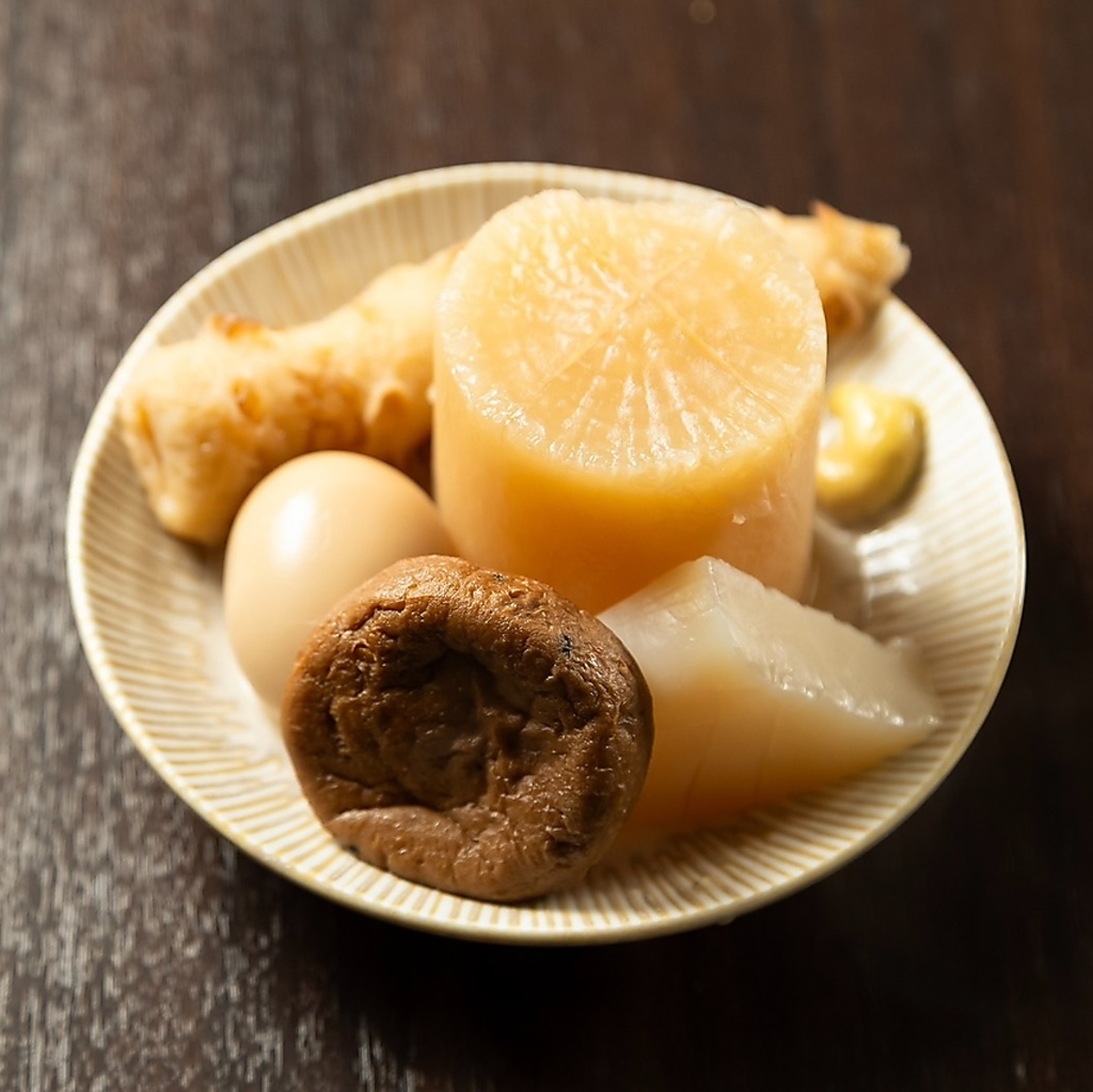 出汁が自慢のおでん！大根や玉子など、芯から温まる熱々の具材を厳選地酒と共にご堪能くださいませ♪