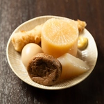 出汁が自慢のおでん！大根や玉子など、芯から温まる熱々の具材を厳選地酒と共にご堪能くださいませ♪