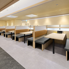 ご家族やご友人との団らんに最適な4名様用のボックス席を10卓ご用意しております。周囲を適度に遮ったプライベート感のある造りとなっており、お子様連れでも安心してお食事を楽しめるのが特徴です。