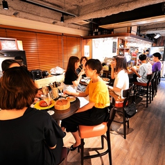 バル感漂う背の高いテーブル席でサク飲み♪◎落ち着く店内で至福のひとときをどうぞ！