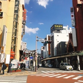 （３）駅前の道を北浦和駅東口交差点まで進みます。