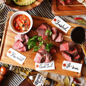 シェフ特製のパスタやカルパッチョなど、イタリアンのエッセンスを取り入れた創作メニューが人気。肉とワインを主役に、カジュアルで贅沢な食事をお楽しみください。