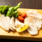 しっとり柔らかな食感がクセになる「裏ボスの手作りのとりハム」は、ヘルシーながらもお酒に合う◎