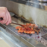 旨味を極限まで引き出す「本格炭火」を使用