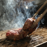 グリル台と鉄板をお肉によって使い分けてステーキを焼き上げます。