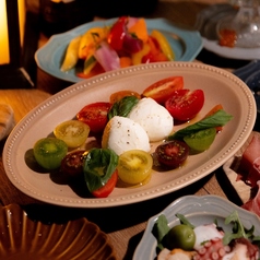 水牛のモッツァレラチーズとミニトマトのカプレーゼ
