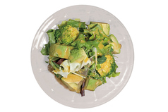 5種野菜のドレッシングのアボカドとブロッコリーのグリーンサラダ