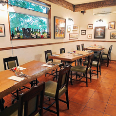 明るい店内の一角にあるテーブル席は、ご家族やご友人とのカジュアルな食事から、誕生日や記念日などのお祝いの席まで、様々なシーンでご利用いただけます♪楽しい会話と美味しい料理を囲み、ゆったりとした時間をお過ごしください。