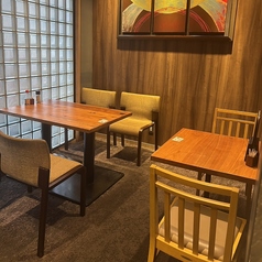 2名様掛けのテーブル席。お二人でのお食事や会話をゆったりとお楽しみいただけます。隣接する4名席と結合することも可能なため、人数やご利用シーンに合わせて柔軟にお使いいただけます。