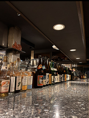 天然大理石のカウンターは奥行きも広々としています。店側からの過度な話し掛けはありませんので、ゆったりとしたスペースで思い思いの時間を隣を気にせずお楽しみください。