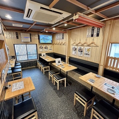 ご友人との語らいに最適なテーブル席もご用意。ごゆるりとお過ごしください。