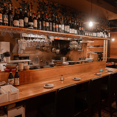 カウンター席は、お一人様でも気軽にお食事を楽しめる特等席です。目の前で調理される様子を眺めながら、食欲をそそる香りや音を五感で感じられます。熟練のスタッフとの会話も弾み、料理やお酒についてより深く知ることも。お一人様はもちろん、デートでのご利用にもおすすめです。心地よいライブ感と共にご堪能ください。