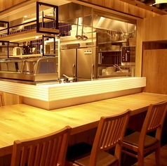 上品で和の要素が息づくモダンな店内は、洗練された空間が魅力です。清潔感ある落ち着いた雰囲気の中で、ゆったりとしたカウンター席が特に人気です。目の前で繰り広げられる調理の様子は、食事を一層特別なものにしてくれます。デートやご家族でのお食事、特別なおもてなしにも最適です◎