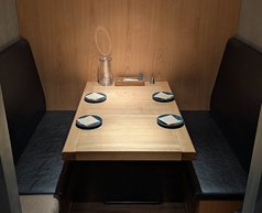 半個室のテーブル席。2名から4名様までご利用いただけます♪女子会、宴会、デート、お食事等様々なシーンでご利用いただけます♪