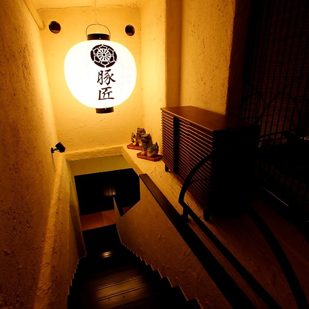 旭橋駅から徒歩2分。琉球サンロイヤルホテルとGRGホテル那覇東町の間にございます。