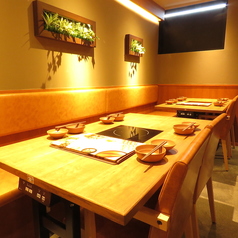 落ち着いた雰囲気の店内には多種多様な席をご用意しております。周りのお席とは離れておりますので、個室でなくてもゆったりとご宴会をお楽しみいただけます。ぜひ素敵な宴会のひと時をお過ごしください♪予約受付中！