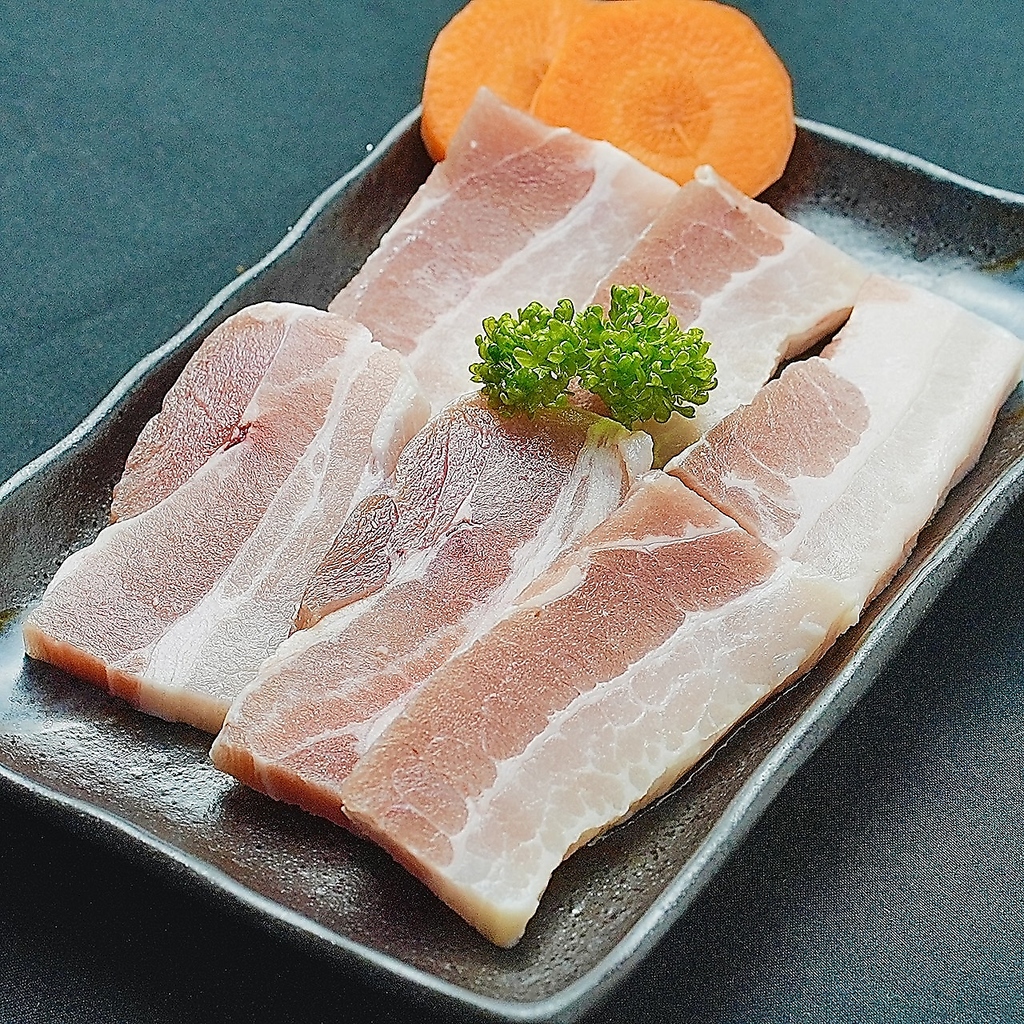 シャキシャキ食感と辛みが食欲をそそる自家製カクテキなど焼肉のお供に最適な一品を揃えております！