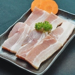 シャキシャキ食感と辛みが食欲をそそる自家製カクテキなど焼肉のお供に最適な一品を揃えております！