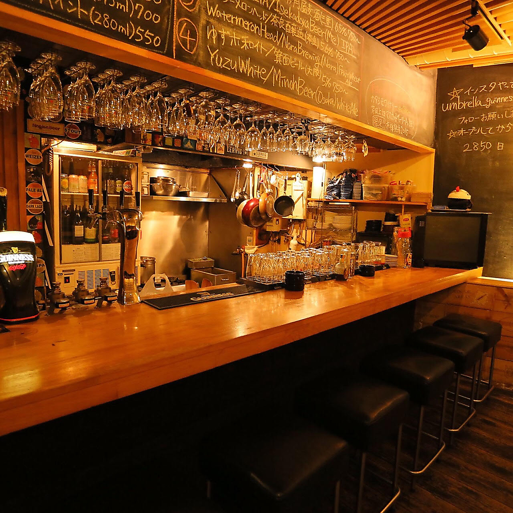 木のぬくもり感じる店内は落ちついた雰囲気♪カウンターはデートにもピッタリ◎