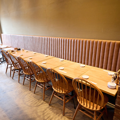 4名掛けテーブル×5の連結可能な席をご用意。女子会や飲み会に最適なスペースで、楽しいひとときをお過ごしください◎