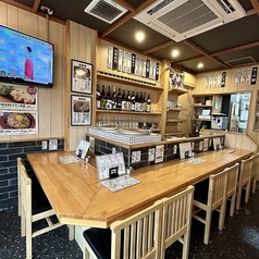 居酒屋デートにも！！初デートは緊張しているという点から、実はカウンター席の方が嬉しいと思っている人が多いのです。距離が近いので仲良くなりやすいという点が人気の理だと言えるでしょう。ぜひ鶏居酒屋デートはいかが？