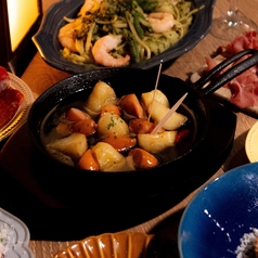 スパイシーソーセージとジャガイモのアヒージョ