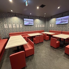 当店では10名様以上から店内貸切のご利用が可能となっています。少人数での落ち着いた集まりから、20名以下の宴会、20名~50名規模のパーティー、さらに50名以上の大人数利用まで、人数や用途に応じて柔軟に対応いたします。周囲を気にせずゆったりと過ごせる貸切空間は、会社のご宴会や打ち上げ、各種イベントにも最適です