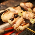 当店のメイン料理である「串焼き」。創業から手差しと炭火にこだわり、毎日自社便で各店舗にお届け。備長炭使用の本格的な串焼きを提供しております。