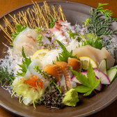 お料理を視覚でも楽しんでいただけるよう、器や卓上設備にもこだわっています。職人が盛り付けた新鮮なお刺身がより美しく引き立つ和食器や、お食事が引き締まる上品な木目調の盆などを使用しております。お席へ運ばれた瞬間の華やかさを大切にし、細かなディテールから上質な居酒屋の品格とおもてなしを表現しております。