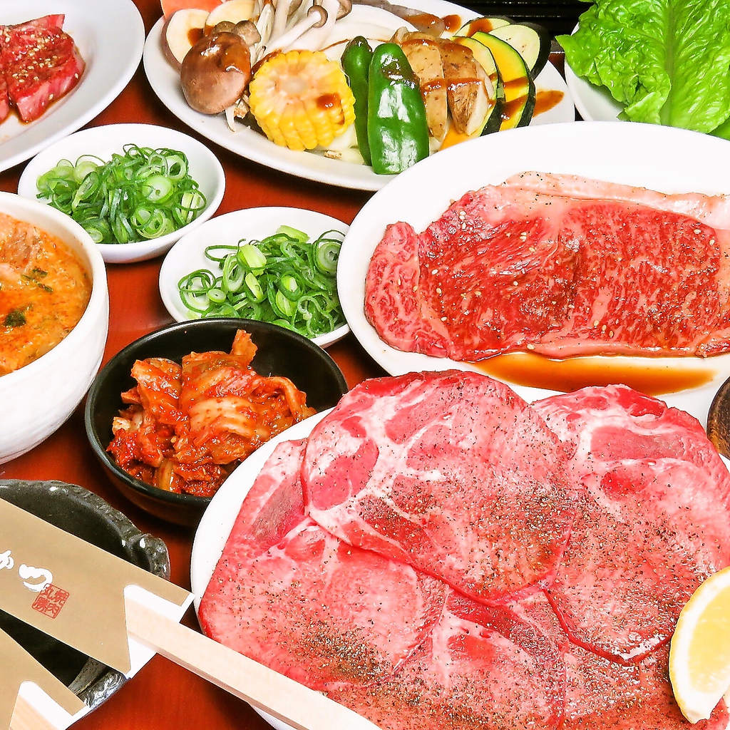 名物塩タンは注文率99％の人気メニュー★レモンをネギにかけてタンでくるんで食べる塩タンは絶品！