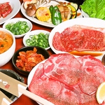 名物塩タンは注文率99％の人気メニュー★レモンをネギにかけてタンでくるんで食べる塩タンは絶品！