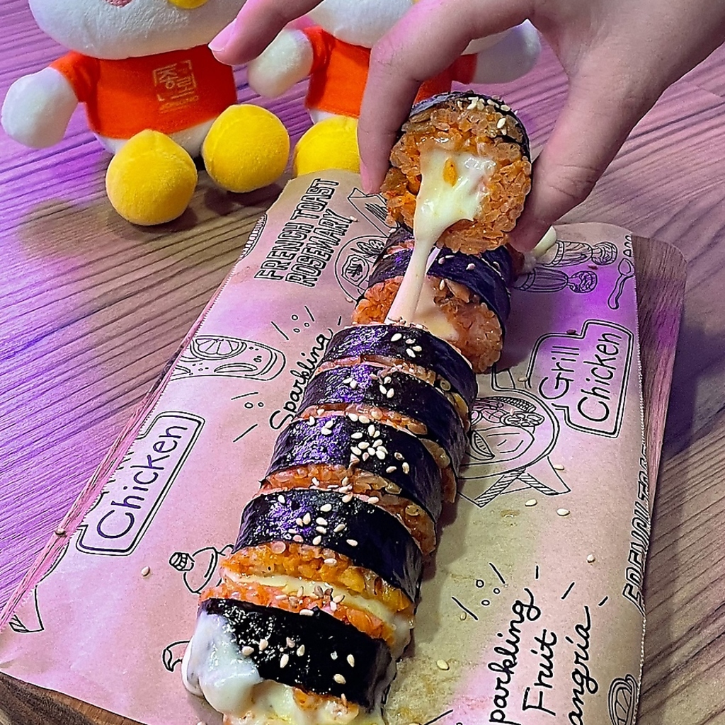 寿命3分！キムチチーズキンパはチーズがとろ～りと溶ける堪らない一品☆お早めにお召し上がり下さい