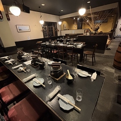 テーブル席は5卓ご用意。ご宴会の際は24名までゆったりと着席していただけます。最大人数は28名様まで対応可能です。