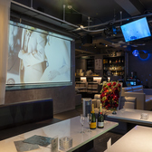 ◆大型プロジェクター◆をご用意♪店内には結婚式の二次会などで好きなムービーやサプライズ動画を流せる大型プロジェクターをご用意しております。カラオケを楽しんで頂くモニターも複数台ございますので是非ご活用ください。