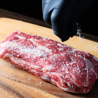 旨味を凝縮した当店自慢の「熟成塩〆ラムジンギスカン」