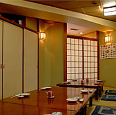 畳の温もりが心地よいお座敷席は、リラックスしてお食事を楽しみたい方におすすめです◎靴を脱いでゆったりと寛ぎながら、ご家族や親しいご友人と特別なひとときをお過ごしいただけます♪旬の味覚を、心行くまでご堪能ください。