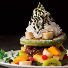 抹茶パンケーキのフルーツサンドホイップタワー