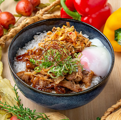 ビビンバ牛カルビ丼　温玉付き