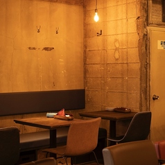 扉をあけるとおしゃれな空間が広がる♪デートや女子会にいかがでしょうか。横浜駅から徒歩3分というアクセスも魅力で、集まりやすさ抜群です。