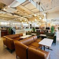 きれいめカジュアルで上質感のある知的なカフェ空間