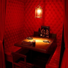 【半個室・BOX席】真っ赤な壁に囲われたムード満載の斬新なデザインの半個室は要予約！（2名様用）