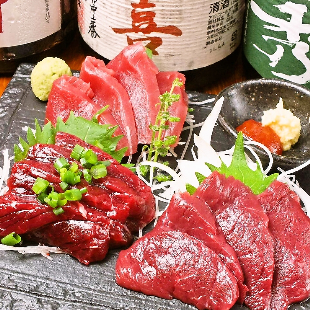 本鮪赤身・ミンク鯨・馬刺の上ももという、異種赤身三点が楽しめる盛り合せ