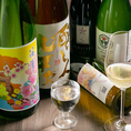 【雷井土音のおすすめ紹介　その3】《いろいろな種類を試せる日本酒メニュー！》　当店では常時約40種の日本酒を取り揃えております！90ccでも注文できるので、少しずつ色々な種類を楽しめます！