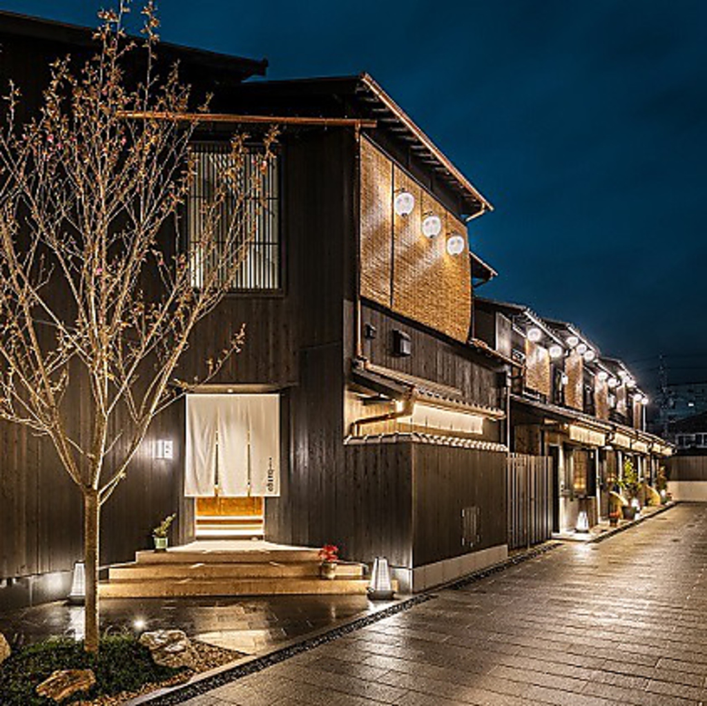 築110年以上の町家が立ち並ぶ路地をリノベーションした「Nazuna 京都椿通」敷地内にございます。