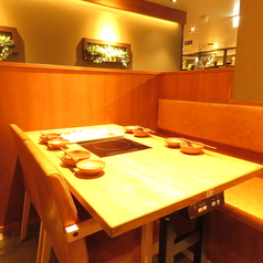 落ち着いた雰囲気の店内には多種多様な席をご用意しております。周りのお席とは離れておりますので、個室でなくてもゆったりとご宴会をお楽しみいただけます。ぜひ素敵な宴会のひと時をお過ごしください♪予約受付中！