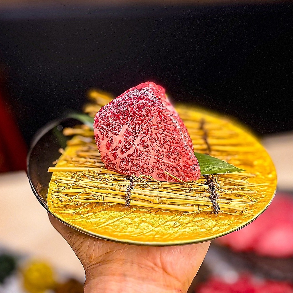 スタッフが目の前で秘伝のタレを絡めて焼き、カットして提供する和牛タタキ！