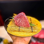 スタッフが目の前で秘伝のタレを絡めて焼き、カットして提供する和牛タタキ！