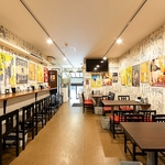 仲間内での宴会や女子会に！広々としたテーブル席で、名物の肉盛り合わせを囲んで賑やかな時間を♪